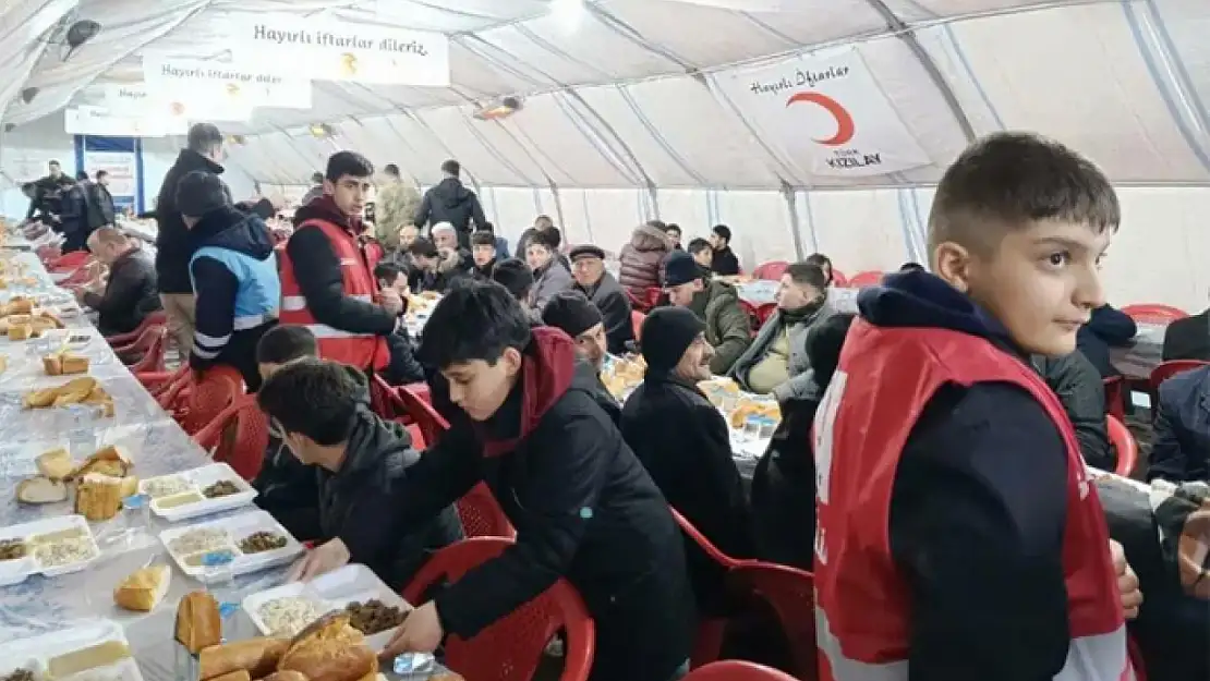Erciş'te iftar çadırına yoğun ilgi
