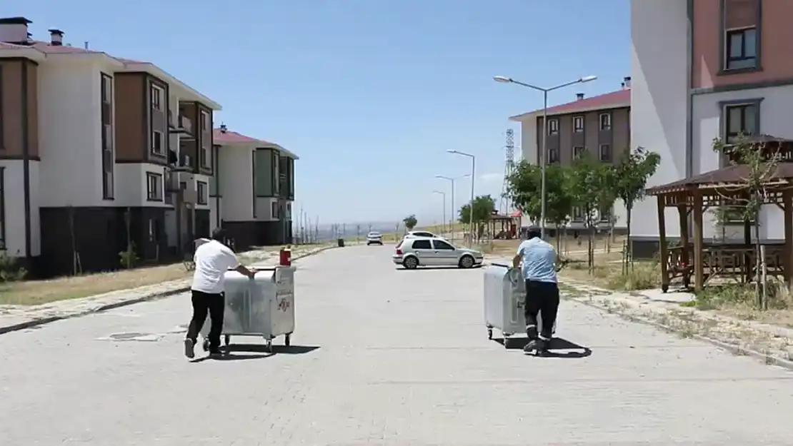 Erciş'te mahallelere çöp konteynerı dağıtılıyor