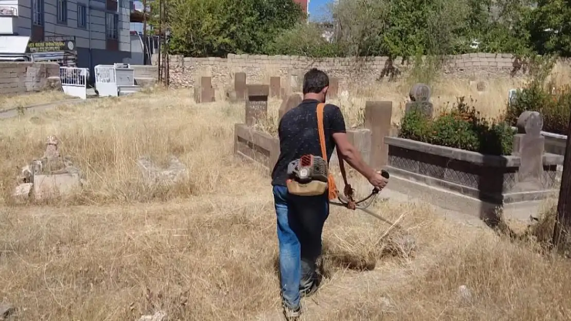 Erciş'te mezarlıklarda bakım onarım çalışması