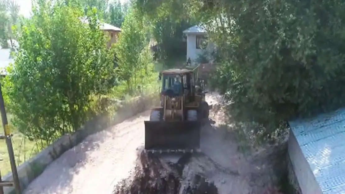 Erciş'te stabilize yol çalışmaları devam ediyor