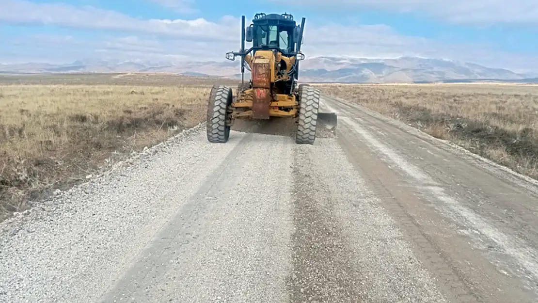 Erciş'te yol genişletme ve düzenleme çalışmaları sürüyor