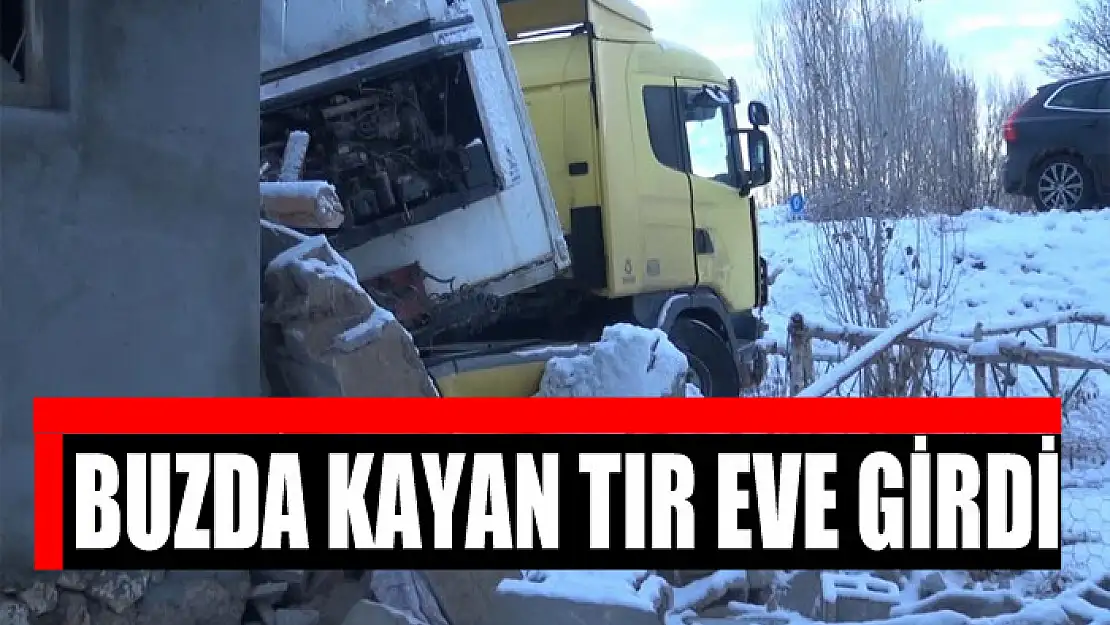 Erciş'te buzda kayan tır eve girdi