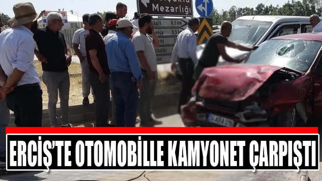 Erciş'te otomobille kamyonet çarpıştı