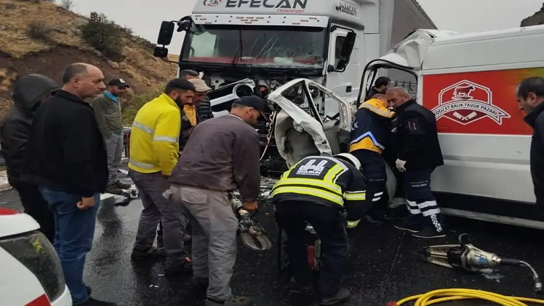 Erzincan'da trafik kazası: 1 ölü, 2 ağır yaralı