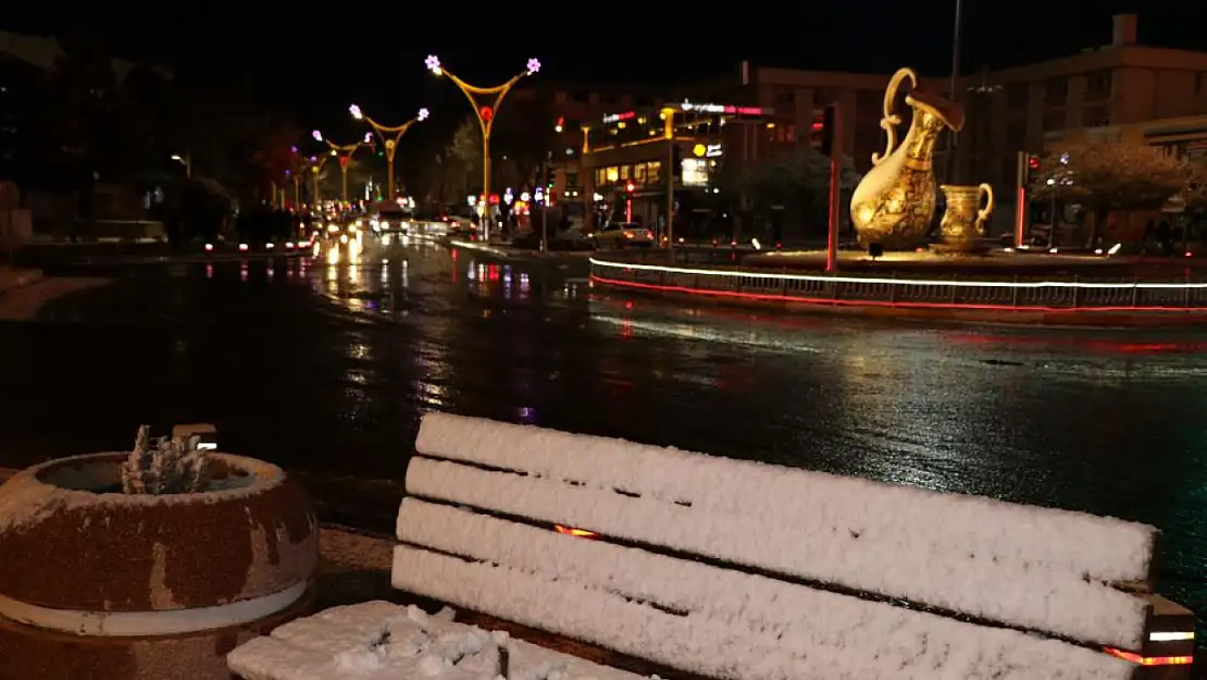 Erzincan kent merkezine mevsimin ilk karı düştü