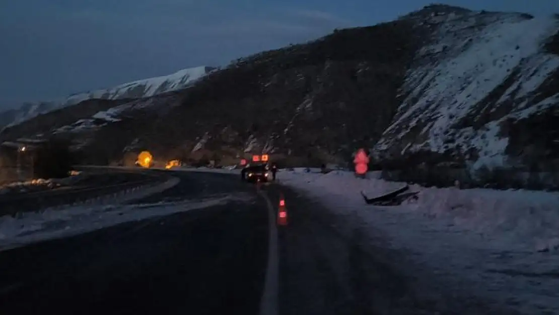 Erzurum-Artvin kara yolunda buzlanma kazalara neden oldu