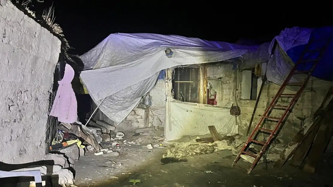 Erzurum'da evin çatısı çöktü