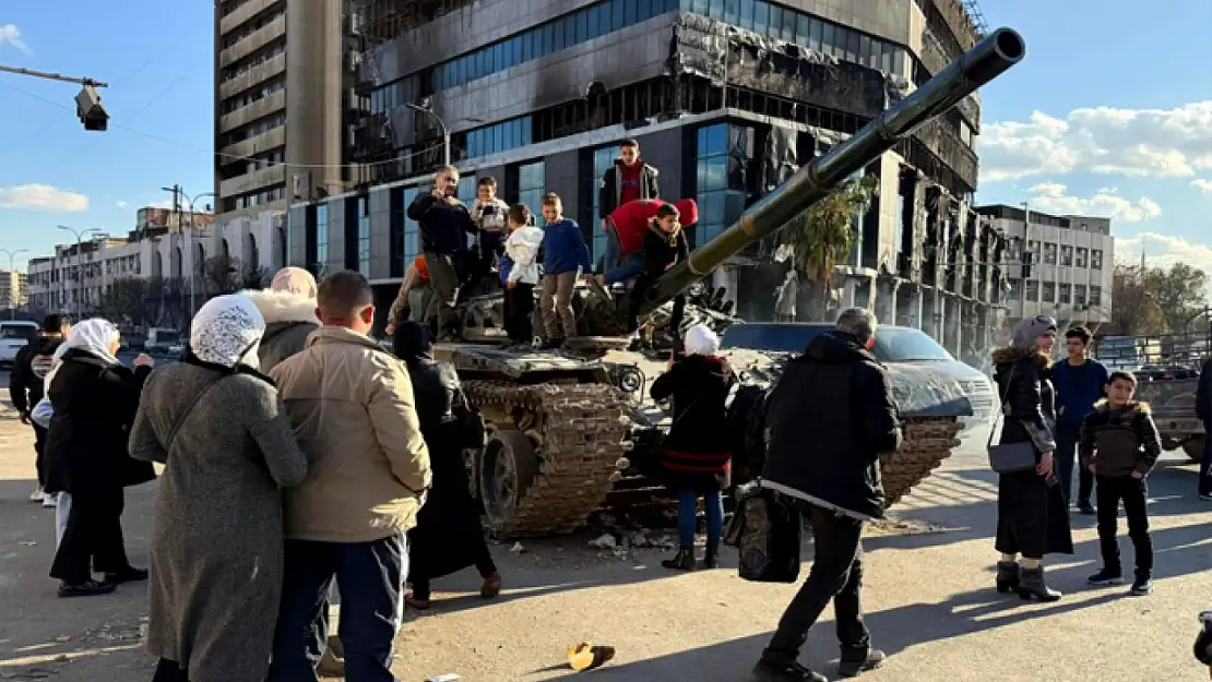 Esad'ın tankları çocuklara oyuncak oldu