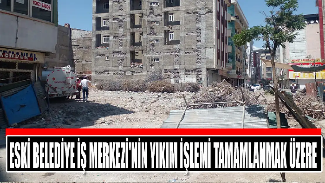 Eski belediye iş merkezi'nin yıkım işlemi tamamlanmak üzere