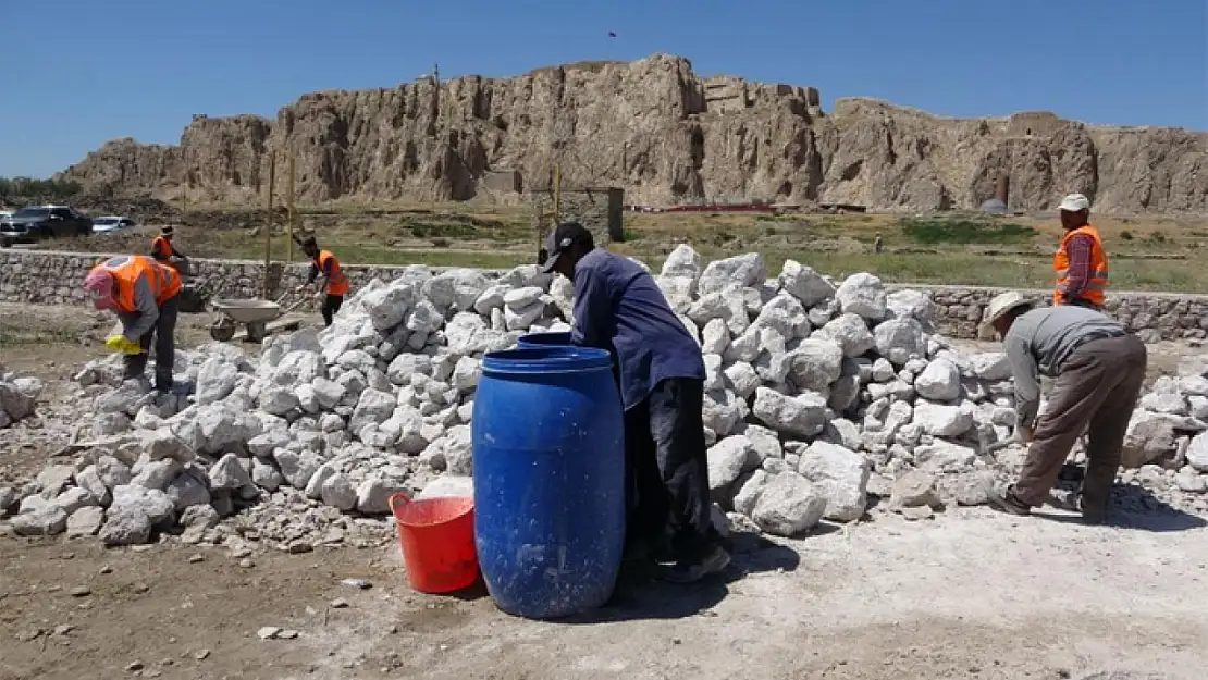 Eski Van Şehri'nin surları ayağa kaldırılıyor