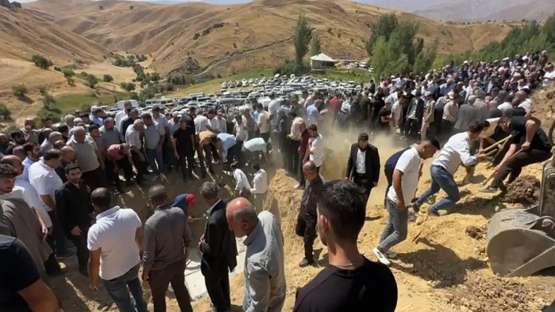 Feci kazada ölen 5 kişi Hakkari'de toprağa verildi