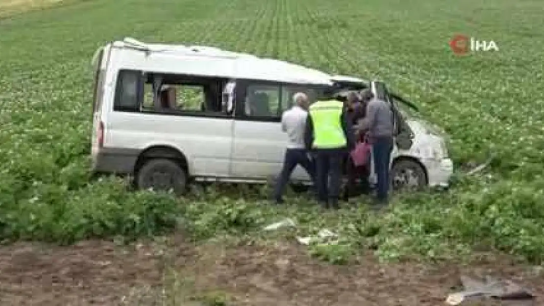 Amasya'da minibüs tarlaya uçtu: 1 ölü, 4 yaralı