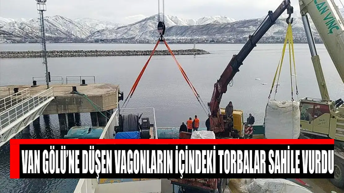 Feribottan Van Gölü'ne düşen vagonların içindeki torbalar sahile vurdu