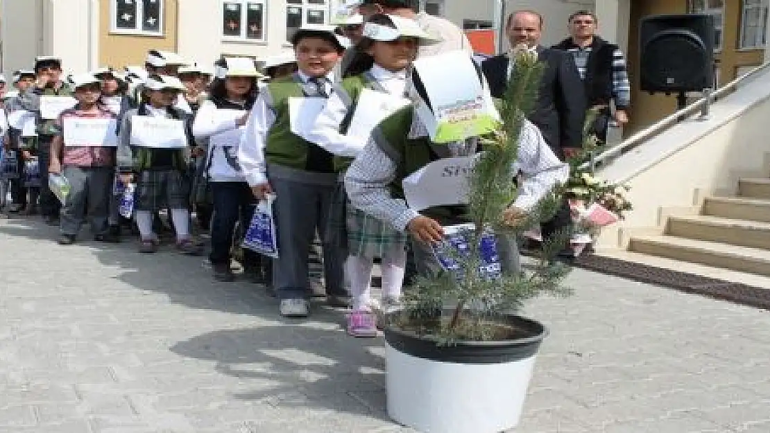 Öğrencilere 20 bin fidan dağıtıldı