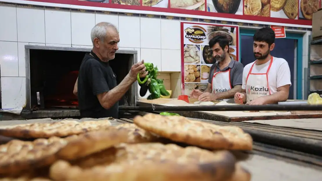 Fırıncıların sıcak havada zorlu 'ekmek' mesaisi