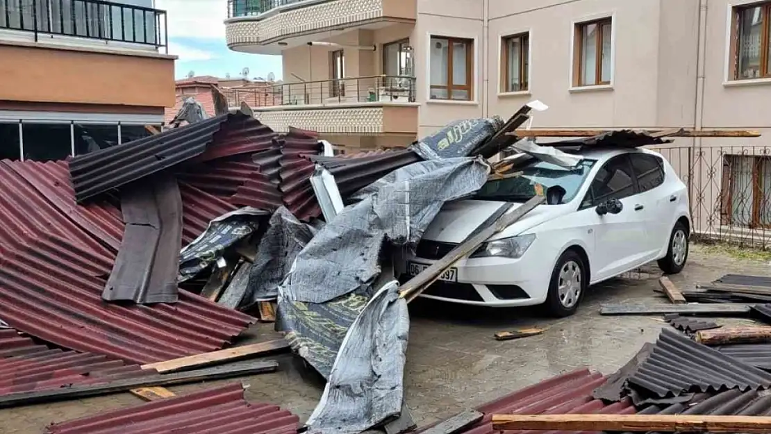 Fırtınada uçan çatı, park halindeki otomobillerin üzerine devrildi