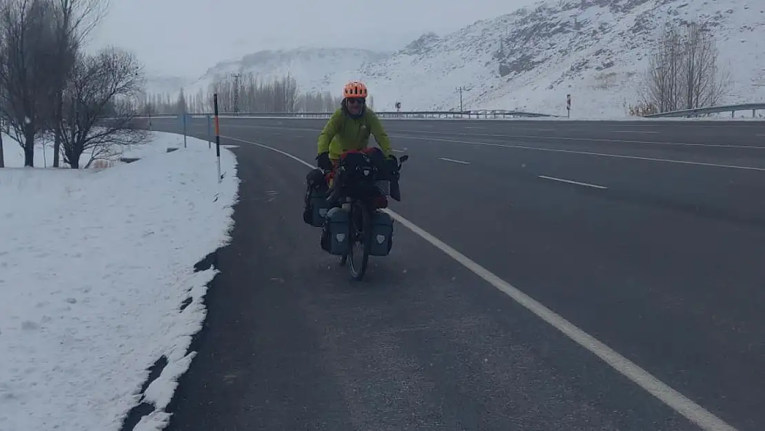 Fransız bisikletçi Van'da eksi 18 derecede pedal çevirdi