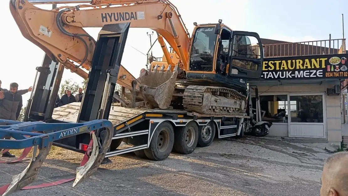 Freni arızalanan iş makinası yüklü tır, iş yerine daldı