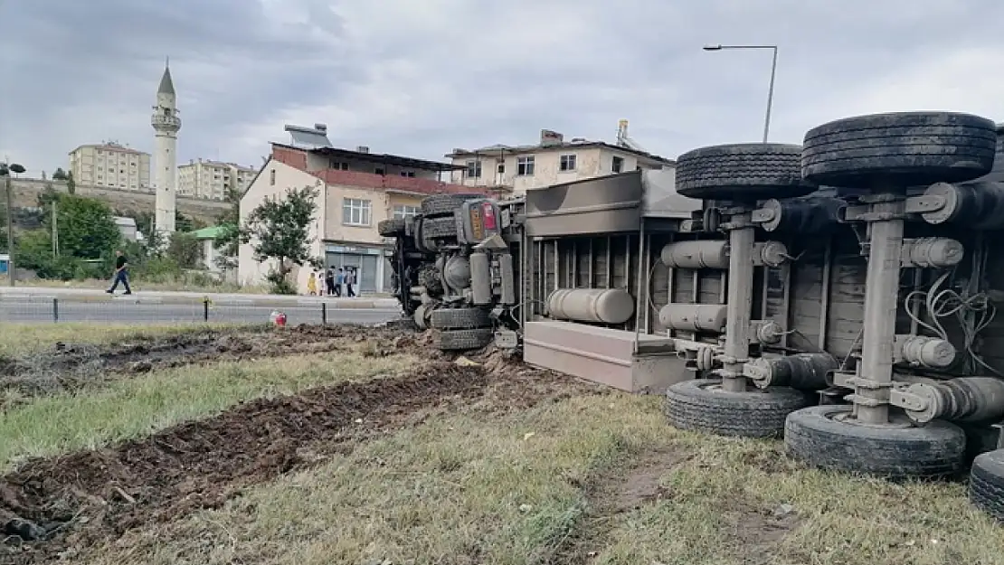 Freni boşalan tır dehşet saçtı