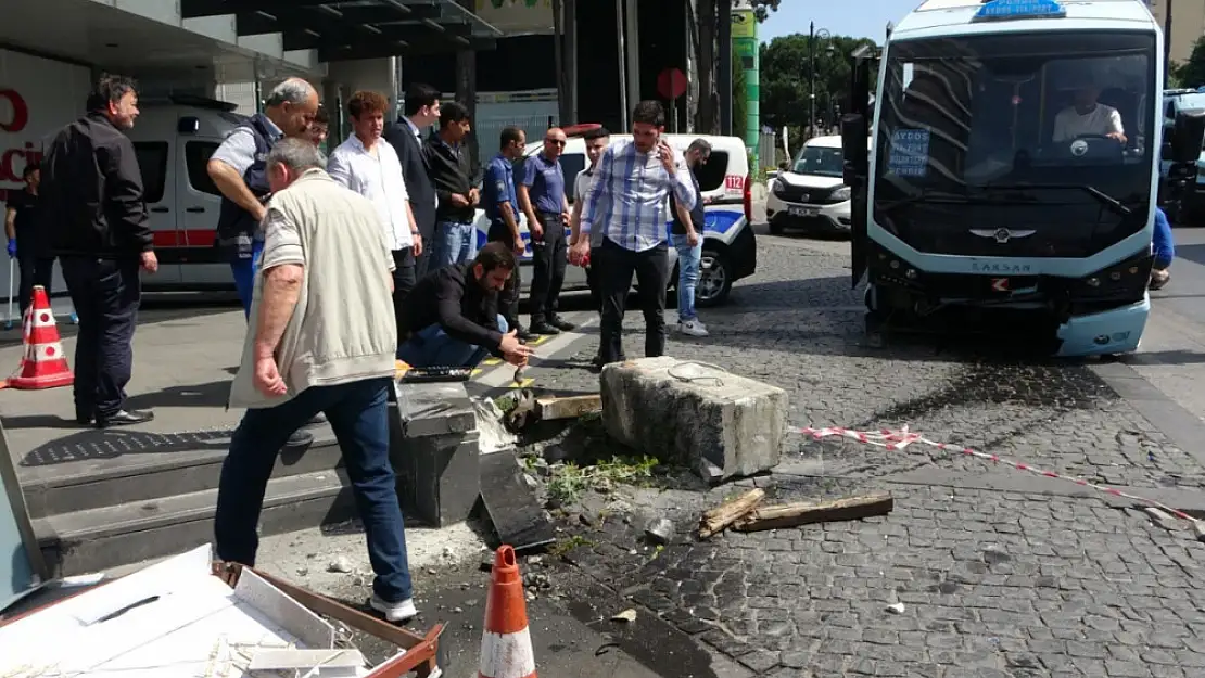 Freni patlayan minibüs hastanenin girişine daldı