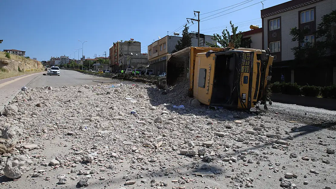 Freni patlayan moloz yüklü kamyon, önce durağı, ardından elektrik direklerini ve ağaçları yıktı