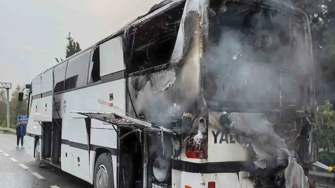 Futbolcuları taşıyan otobüs küle döndü!