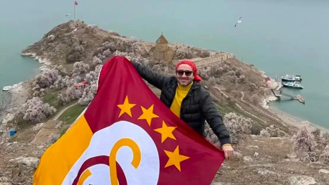 Galatasaray bayrağı Akdamar Adası'nda dalgalandı