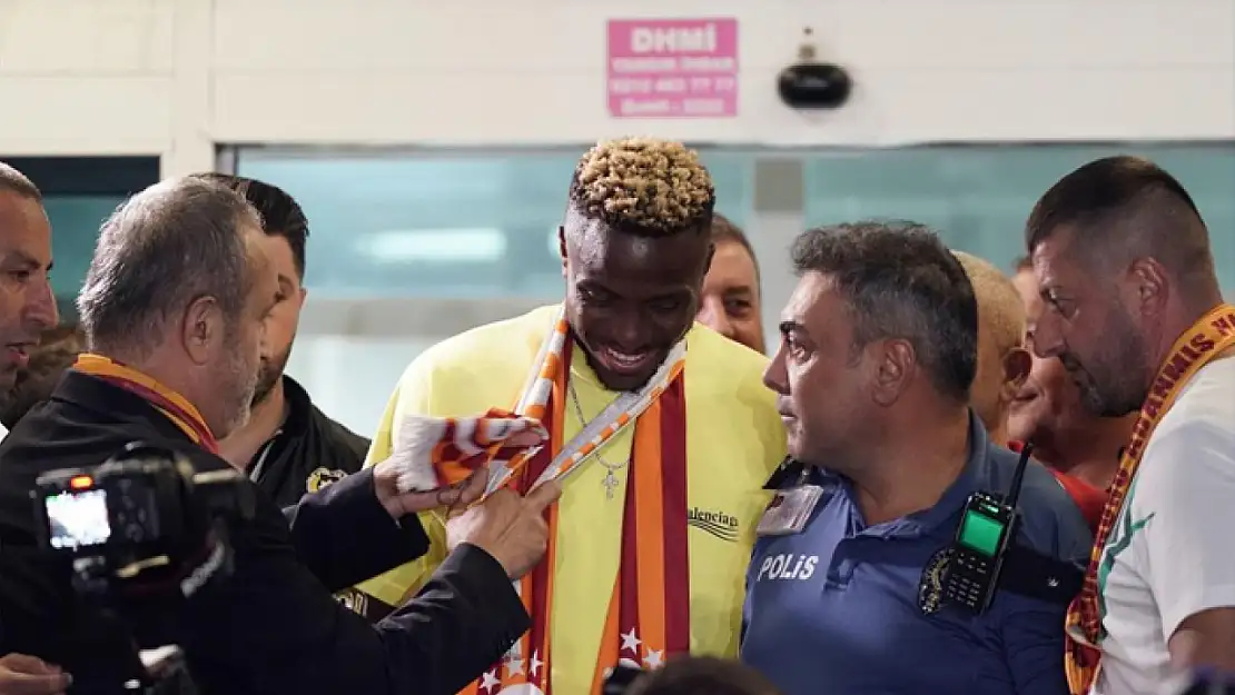 Galatasaray'ın yeni transferi Victor Osimhen, İstanbul'a geldi