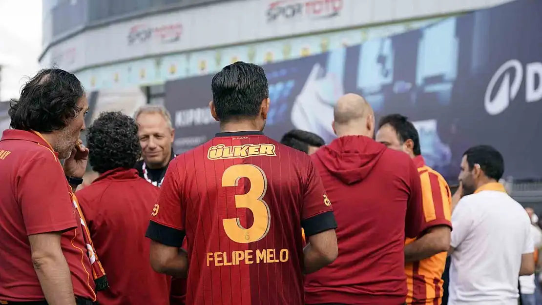 Galatasaray taraftarı stada geldi