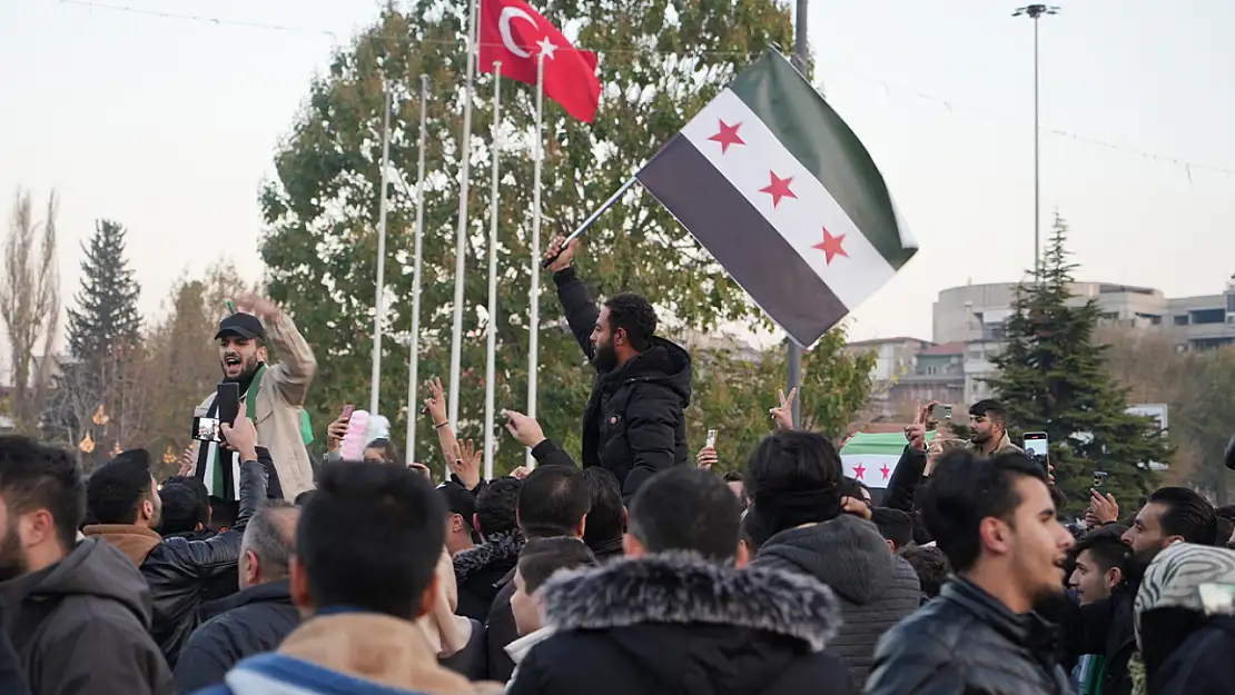 Gaziantep'te Suriyeliler Esad rejiminin devrilmesini kutladı