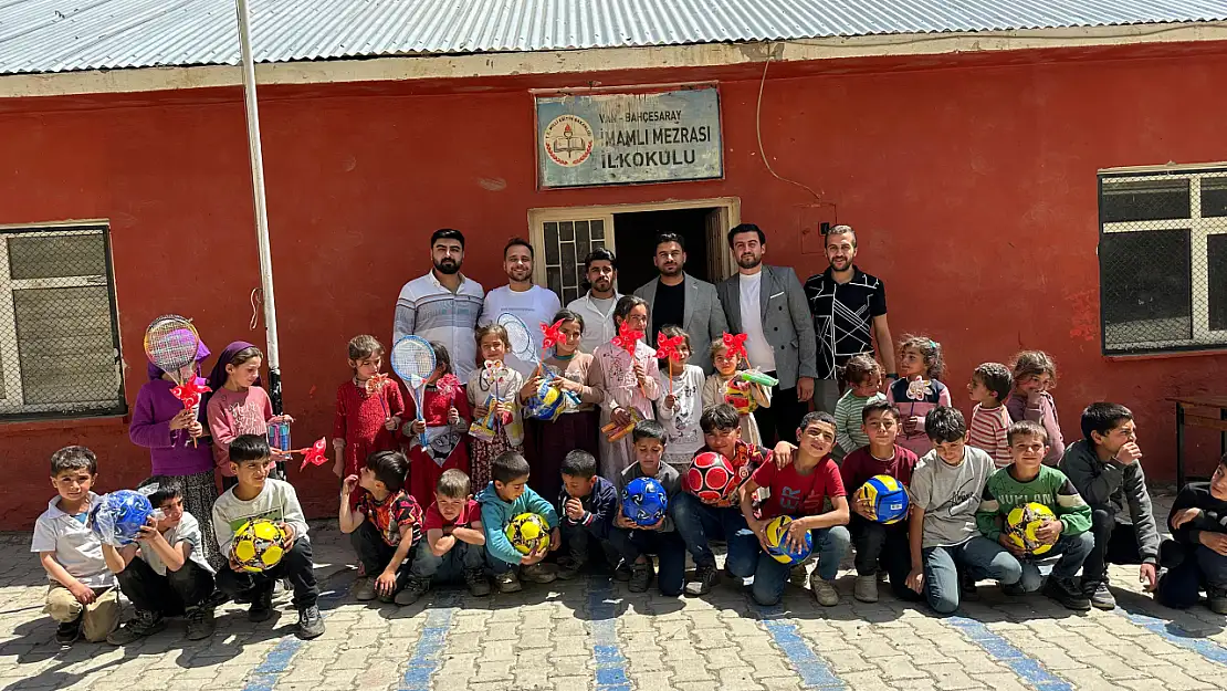 Genç MÜSİAD Van Şubesi'nden  karne hediyesi sürprizi