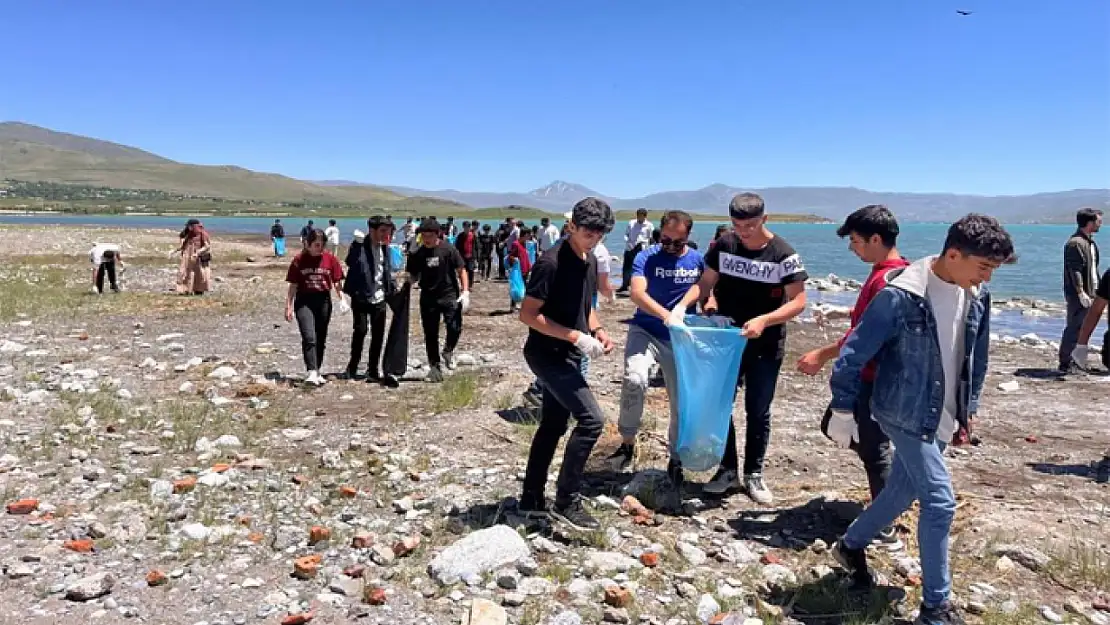 Gençler,  Van Gölü kıyısında çöp topladı