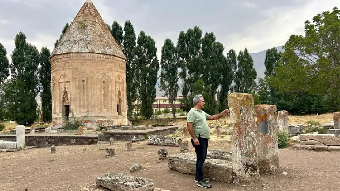 Gevaş'taki Selçuklu Mezarlığı'nda 6 yeni mezar ortaya çıktı