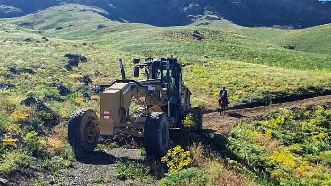 Gölardı Mahallesi'nde yol onarımı ve reglaj çalışması