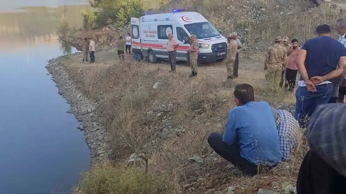 Gölete giren 2 gençten biri kurtarıldı, diğeri aranıyor