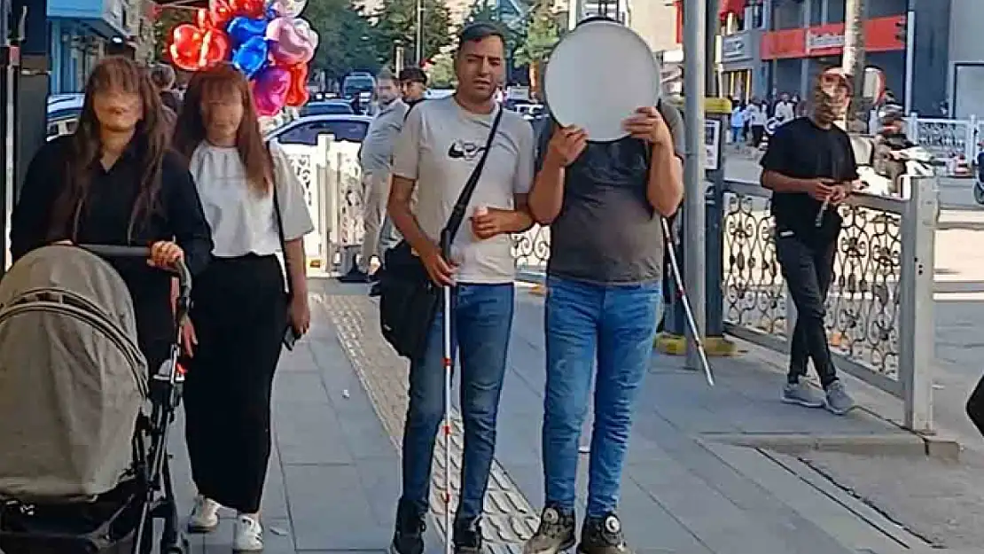 Görme engelli kardeşler türkü söyleyerek hayata tutunuyorlar