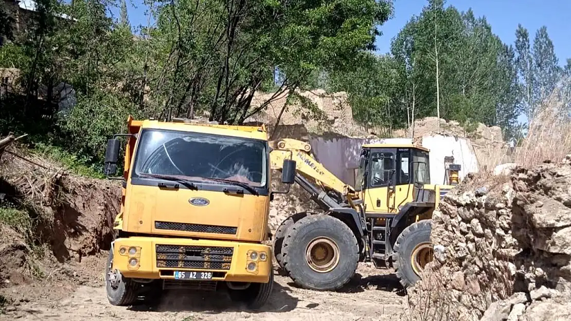 Görüntü kirliliği ve tehlike yaratan yapılar yıkılıyor