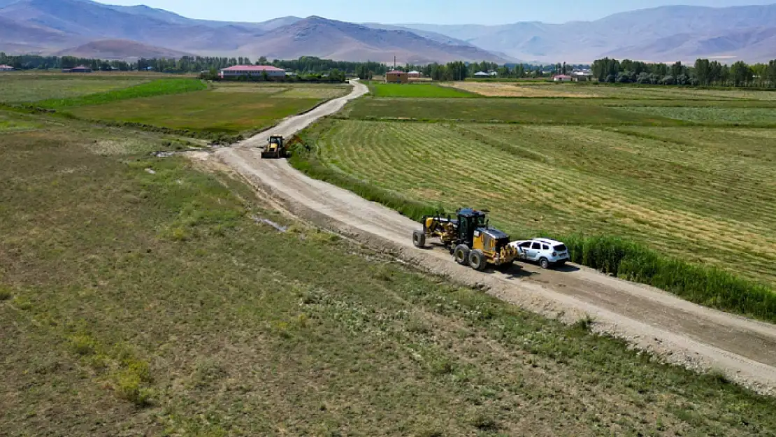 Gürpınar Belediyesi'nden 612 km stabilize ve reglaj yol çalışması