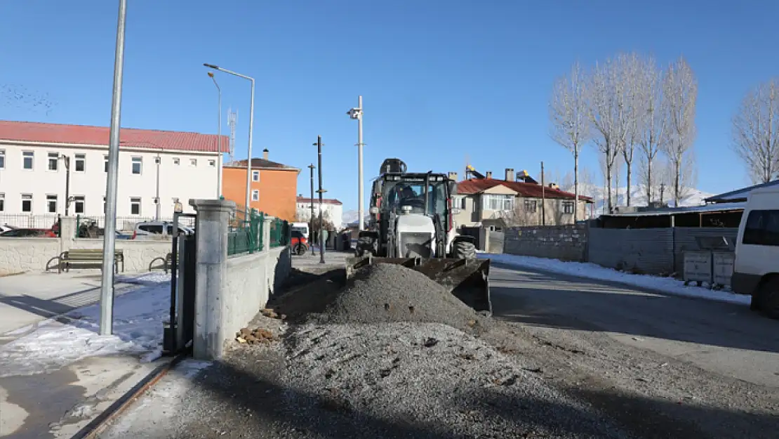 Gürpınar Belediyesi, öğrenci alanlarını çamurdan arındırıyor