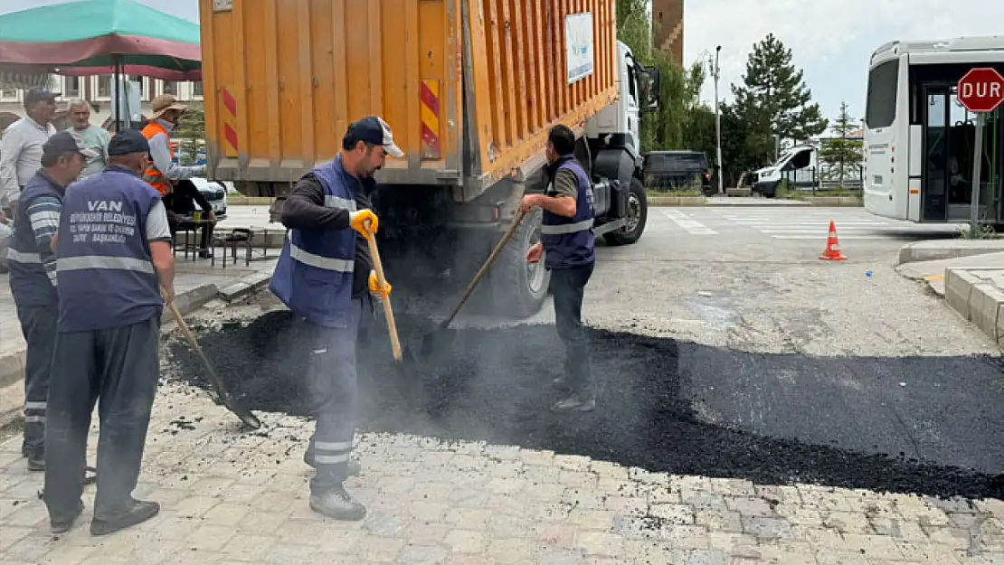 Gürpınar'da asfalt çalışması sürüyor