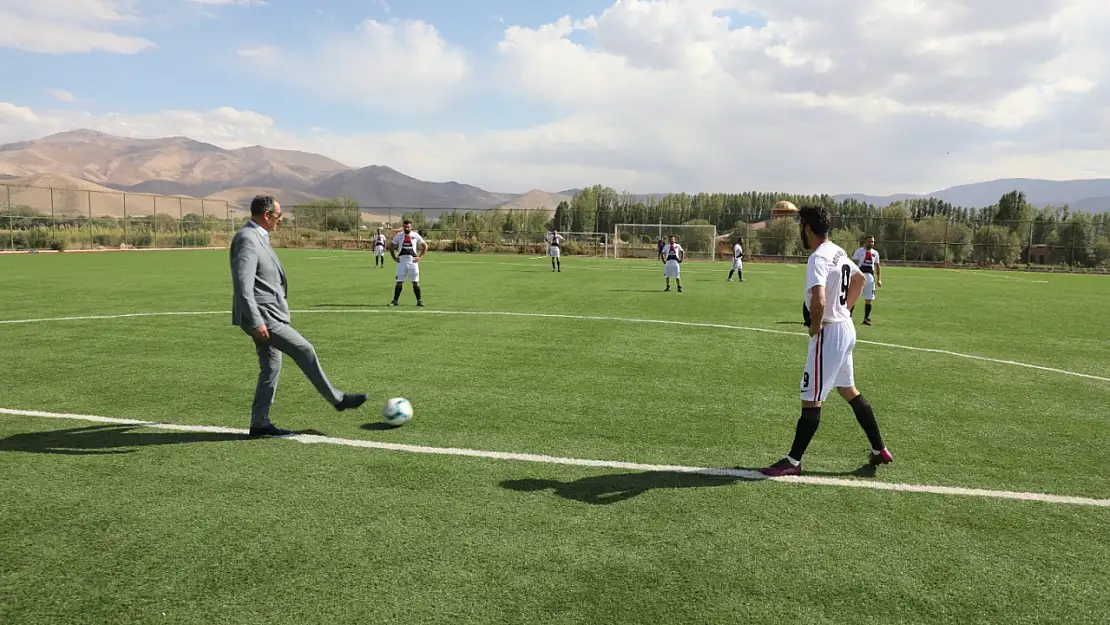 Gürpınar'da geleneksel futbol turnuvası başladı