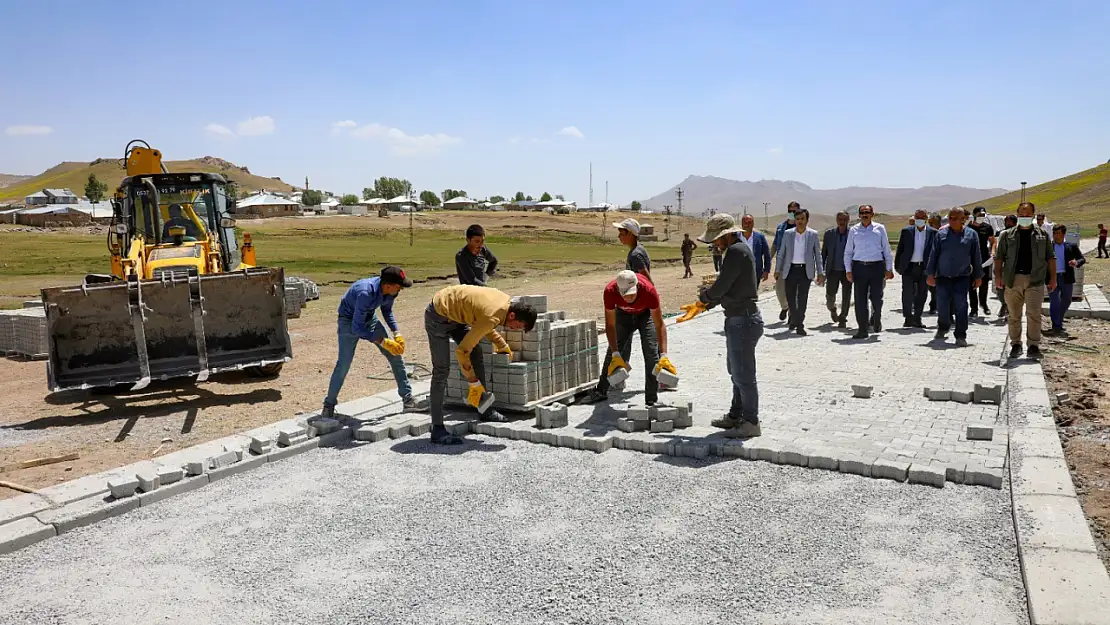 Gürpınar'da kilitli parke taşı çalışması