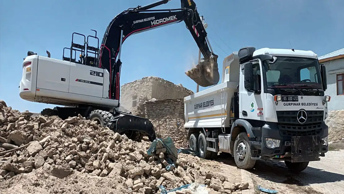 Gürpınar'da metruk yapıların yıkımı ve hafriyat kaldırma çalışmaları sürüyor