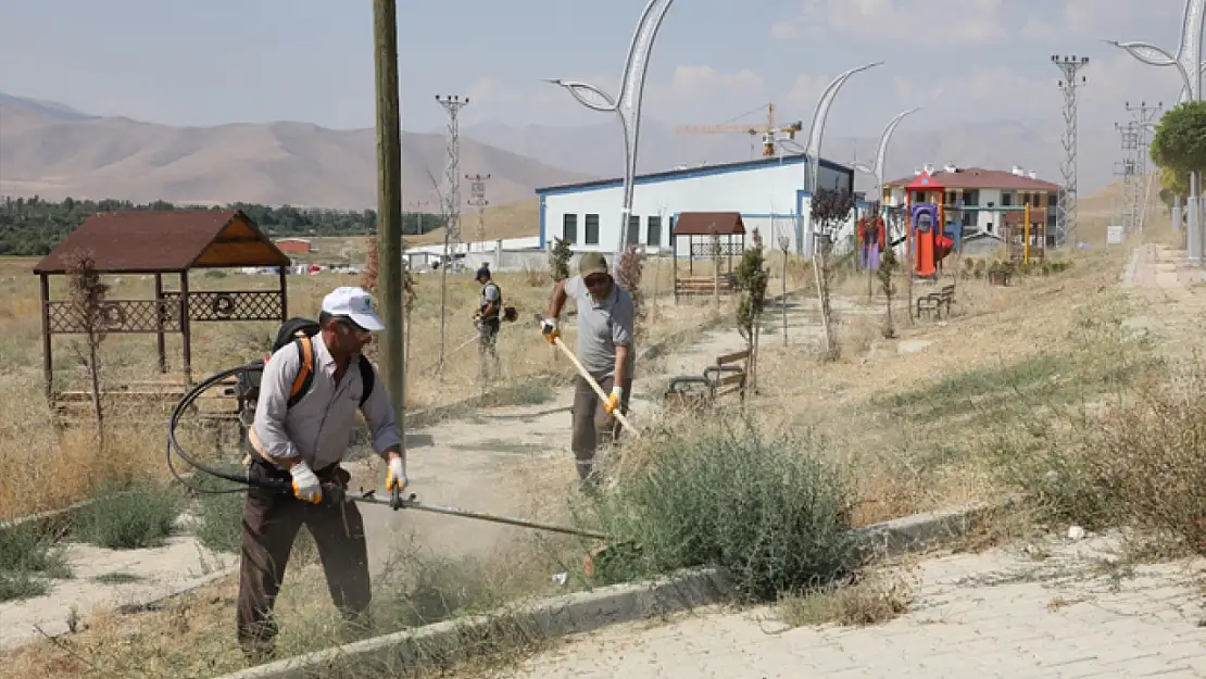 Gürpınar'da park ve bahçeler bakımı devam ediyor