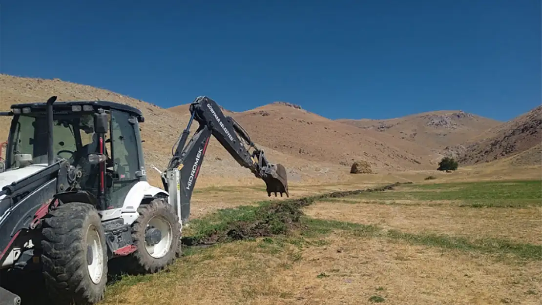 Gürpınar'da tarımsal sulama kanalları temizleniyor