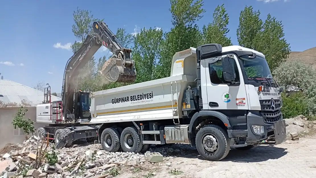 Gürpınar'da temizlik çalışmaları sürüyor