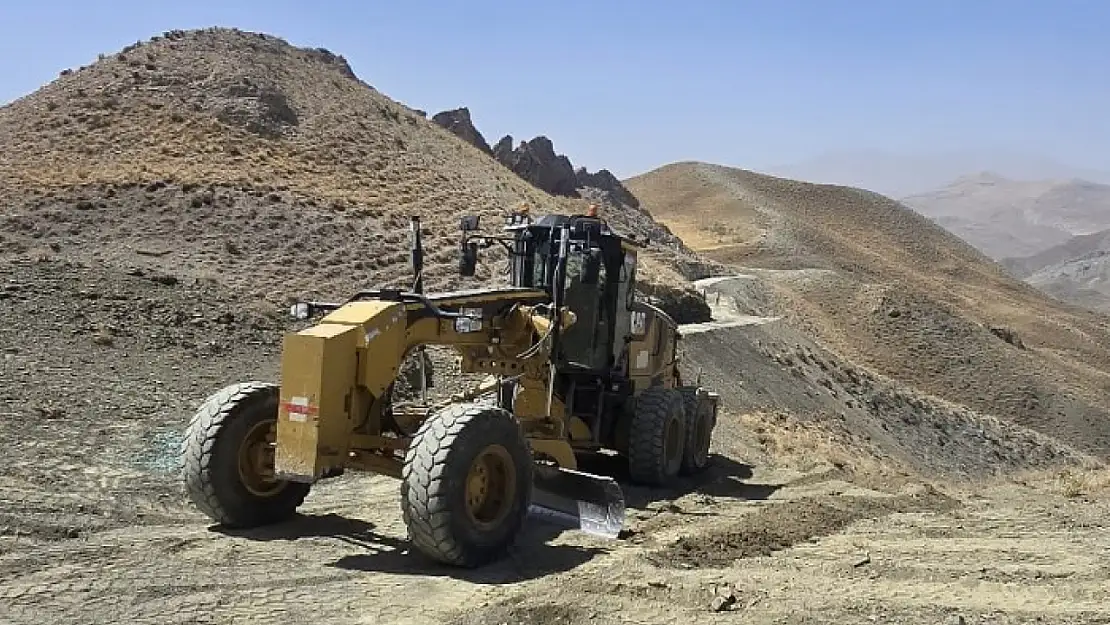 Gürpınar'da yol yapım, bakım ve onarım çalışmaları sürüyor