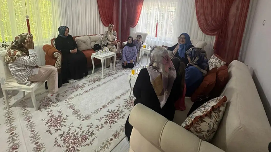 Gürpınar Kadın Kolları, hane ziyaretleriyle halkın taleplerini dinliyor