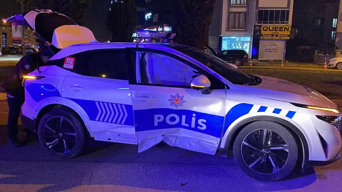 Hafif ticari araç polis aracı ile çarpıştı: 4 yaralı