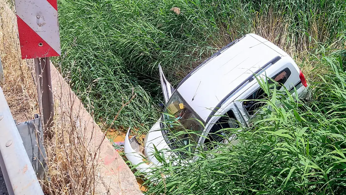 Hafif ticari araç yol kenarına savruldu: 1 yaralı